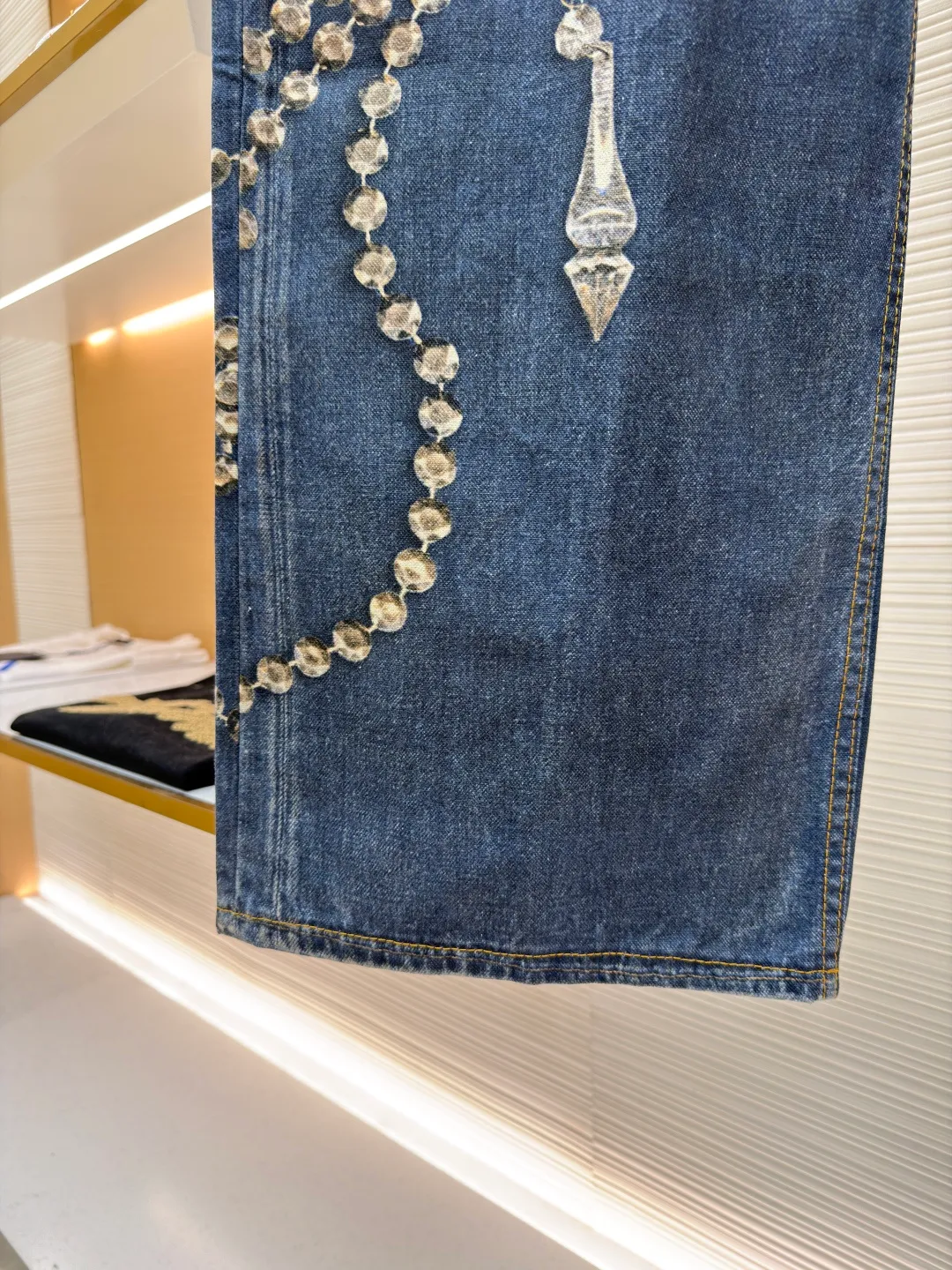 Acne Studios 1981 crystal bow 3D trompe l'oeil bear print jeans ●Original version: 4799 purchase and development ●Item number: 1681621-A80 ●Fabric: denim fabric ●Technology: Printed washed production ●Color: washed blue ●Version: loose fit ●Weight: about 695 grams ●Size: XS-S-M-L-XL-XXL ●Description: These jeans are made of high-density pure cotton denim fabric, which has been treated with a special stonewashing process to show a natural distressed effect and a unique worn texture, while ensuring the stiffness and wear resistance of the fabric. The straight silhouette has a smooth cut and the waistline is designed to fit ergonomics, making it comfortable to wear and allow for freedom of movement. The trousers are decorated with complex bead chains and metal rivets, with exquisite craftsmanship, strong three-dimensional effect and exquisite details. The splicing of the front and back pieces adopts flat-turn open-stitching technology. The stitching is even and neat, and the lines are clear and smooth. The edges of the pockets and trouser legs are reinforced to ensure durability and aesthetics. The hardware accessories have outstanding texture, the zippers are smooth and durable, and the feet are designed with natural curling edges, which not only retains the classic style of denim items, but also incorporates modern design language. From fabric selection, tailoring and production to detail processing, they all reflect the ultimate pursuit of quality and craftsmanship. They are suitable for various occasions and show a fashion attitude that coexists elegance and practicality. The overall wiring is straight and delicate, the fabric is comfortable and soft, and the color is consistent without color difference. It can be matched with the same style to create a fashionable look and control various occasions. Customized accessories, complete with three standards, same style for men and women!